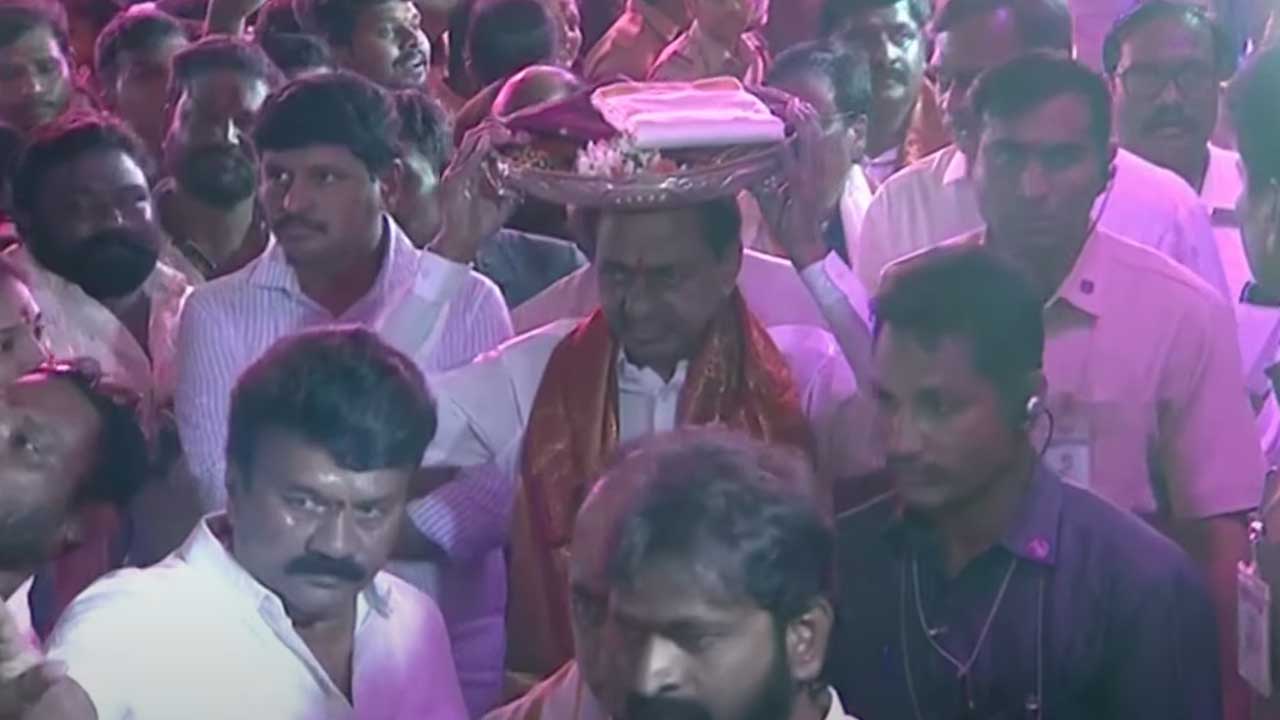 CM KCR at temple | సికింద్రాబాద్‌ మహంకాళి అమ్మవారిని దర్శించుకున్న సీఎం కేసీఆర్‌ దంపతులు