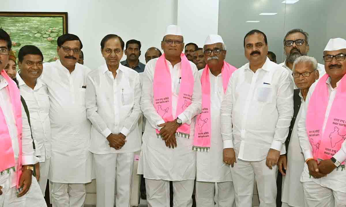 బీఆర్‌ఎస్‌లోకి మహారాష్ట్ర కో-ఆపరేటివ్‌ షుగర్‌ ఫ్యాక్టరీల సంఘం నుంచి చేరికలు