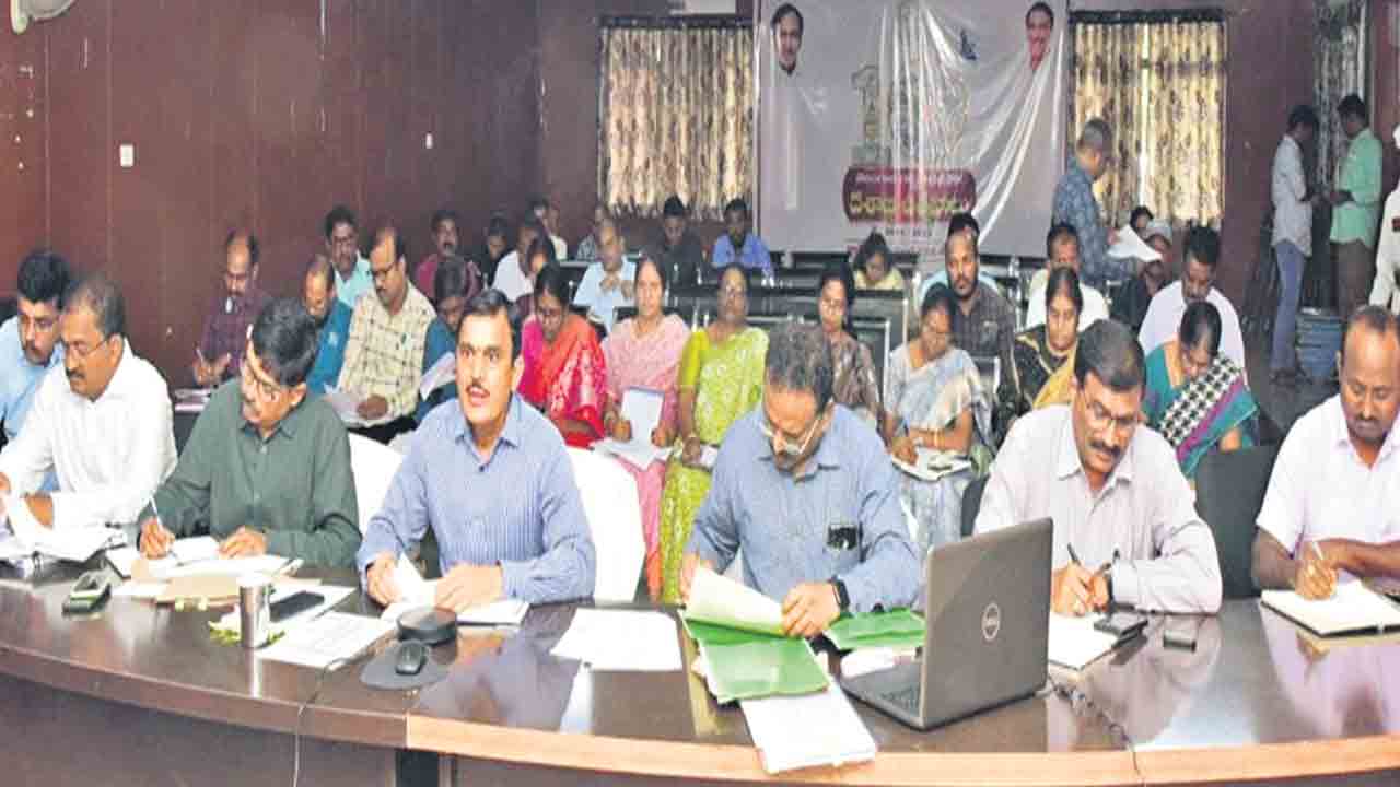 హరితహారం లక్ష్యాన్ని సాధించాలి