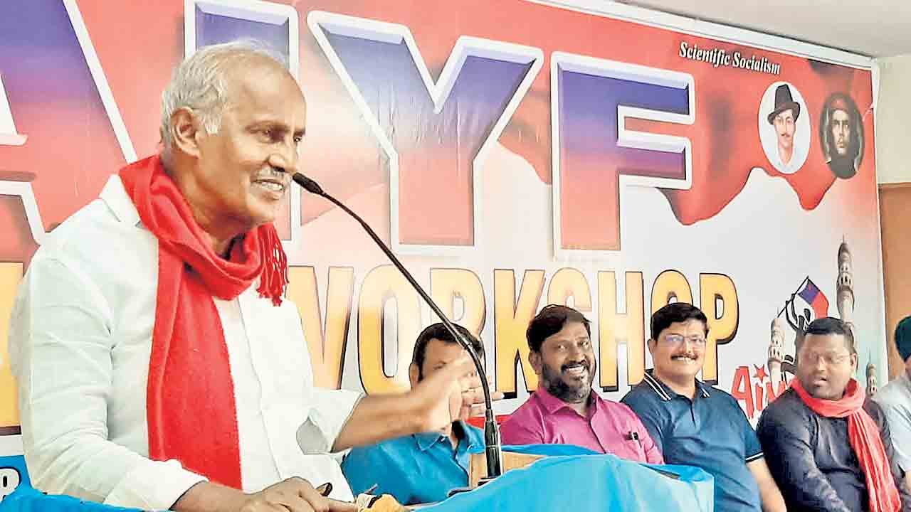 వివేకానంద స్ఫూర్తితో యువత ముందుకెళ్లాలి