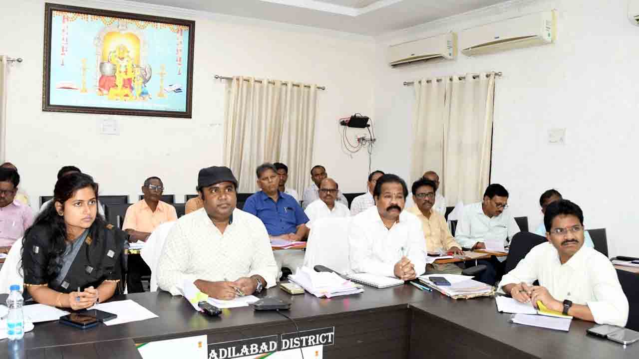 పోడు భూముల పట్టాల పంపిణీ పూర్తి చేయాలి