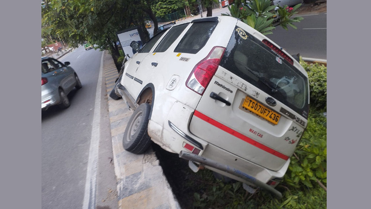 Hyderabad | ఓవర్‌ స్పీడ్‌.. జూబ్లీహిల్స్‌లో డివైడర్‌పైకి దూసుకెళ్లిన కారు