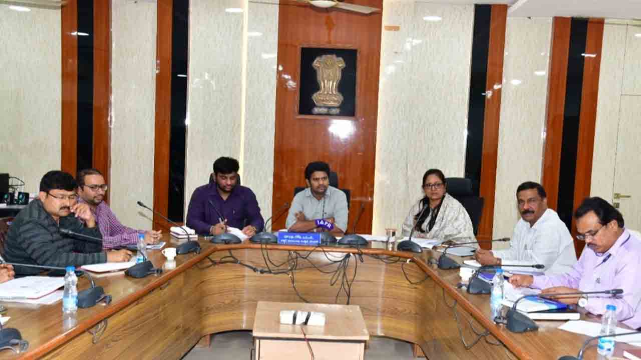 పోలింగ్‌ కేంద్రాల్లో వసతులు కల్పించాలి