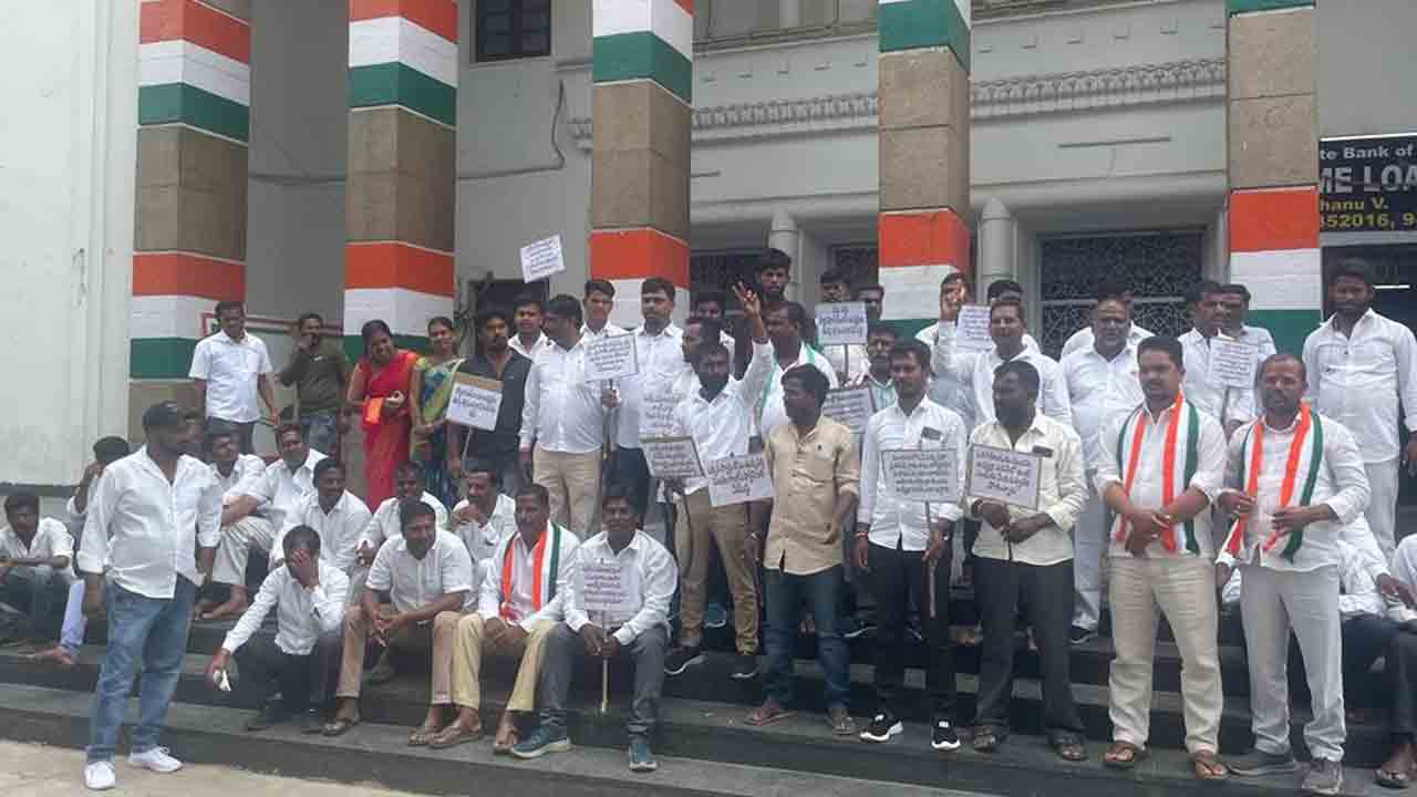 గాంధీభవన్‌ మెట్లపై ఆలేరు కాంగ్రెస్‌ రచ్చ రచ్చ