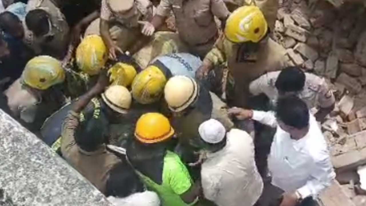 Fire crackers Explosion | క్రాకర్స్‌ ఫ్యాక్టరీలో పేలుళ్ల ఘటన.. కుప్పకూలిన భవనం.. తొమ్మిదికి చేరిన మృతులు