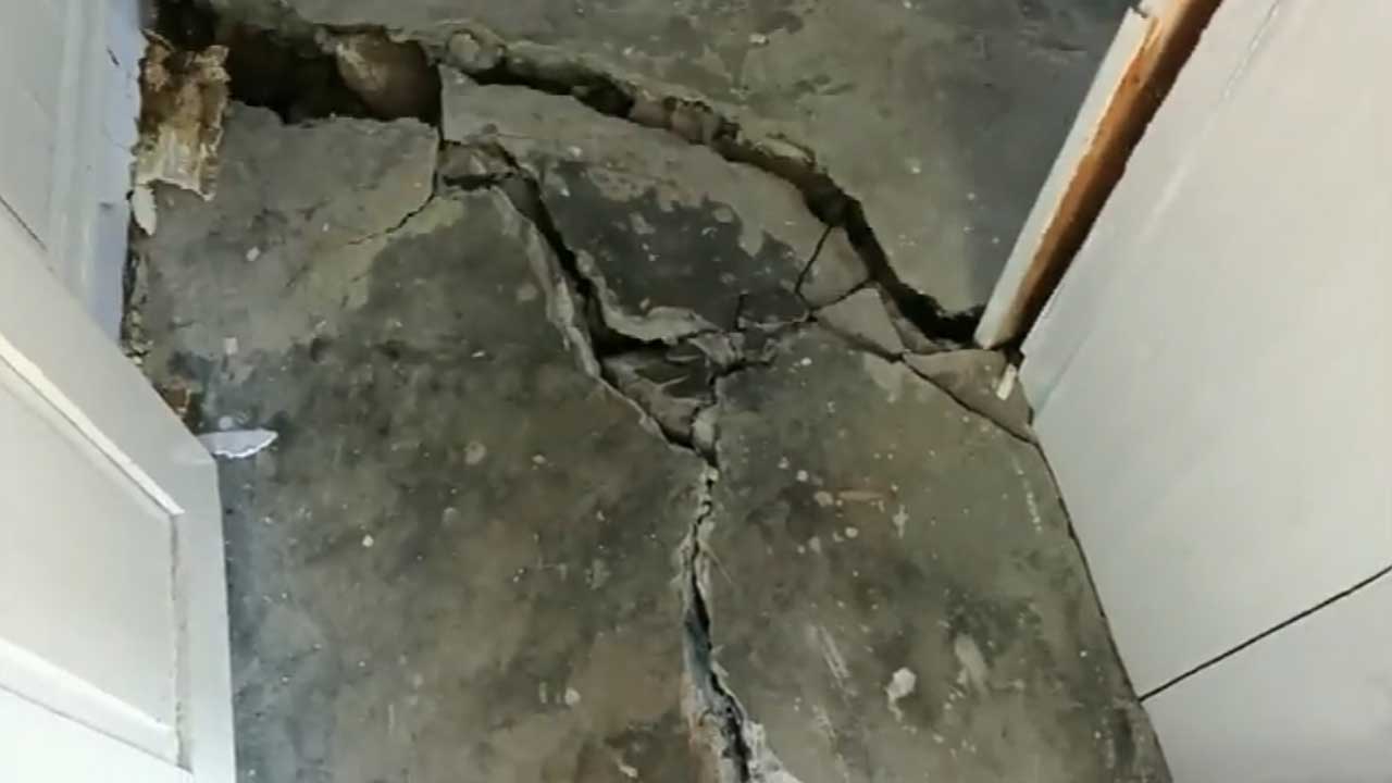 Cracks in walls | రాంపూర్‌లో వరుణుడు మిగిల్చిన వ్యథ.. 100కు పైగా ఇళ్లకు పగుళ్లు