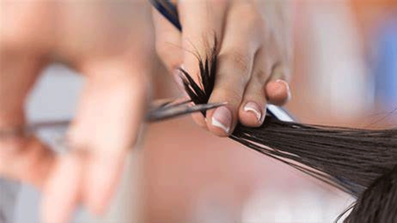 Noida School | క్రమ శిక్షణ పేరుతో విద్యార్థుల జుట్టు కత్తిరించిన టీచర్..