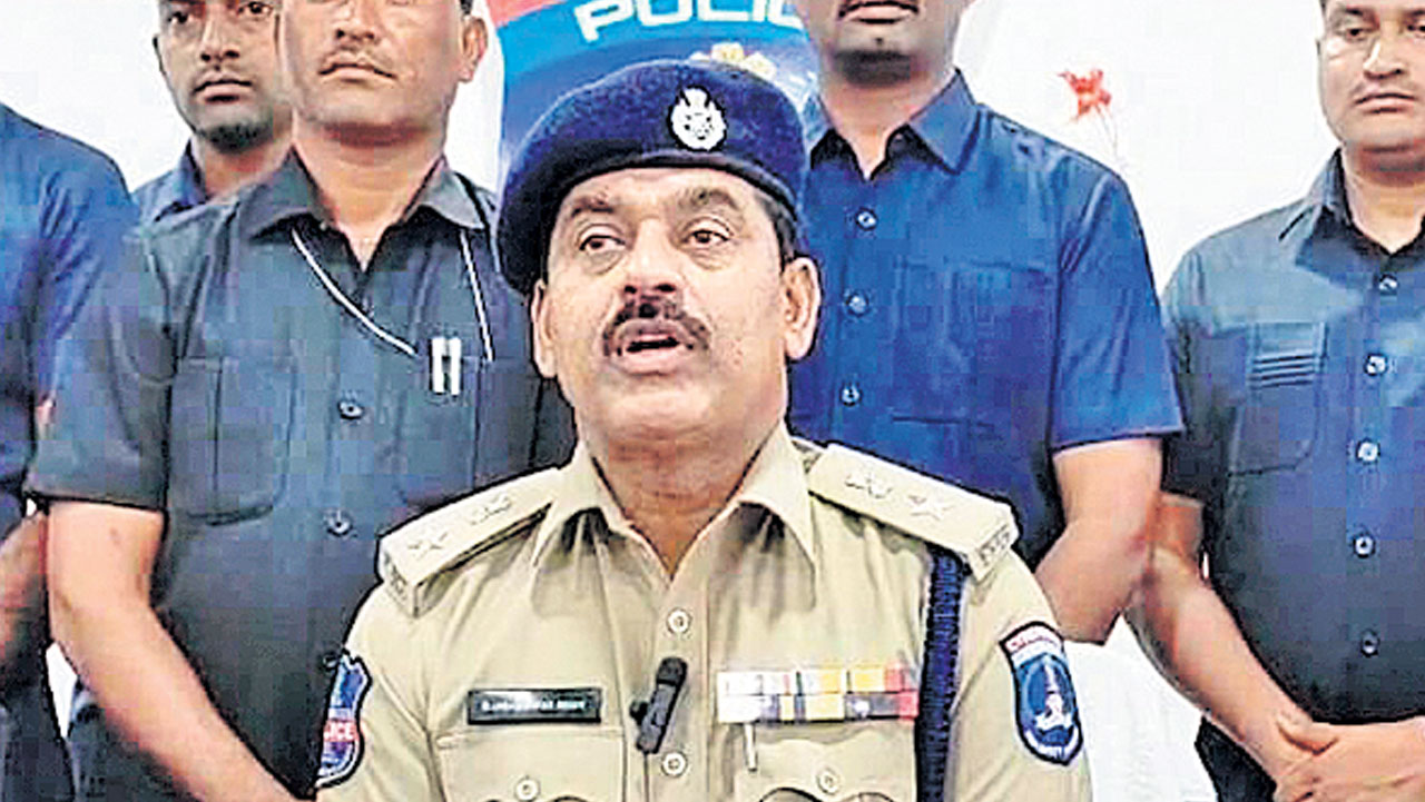 గాజుల వ్యాపారం ముసుగులో.. గంజాయి రవాణా