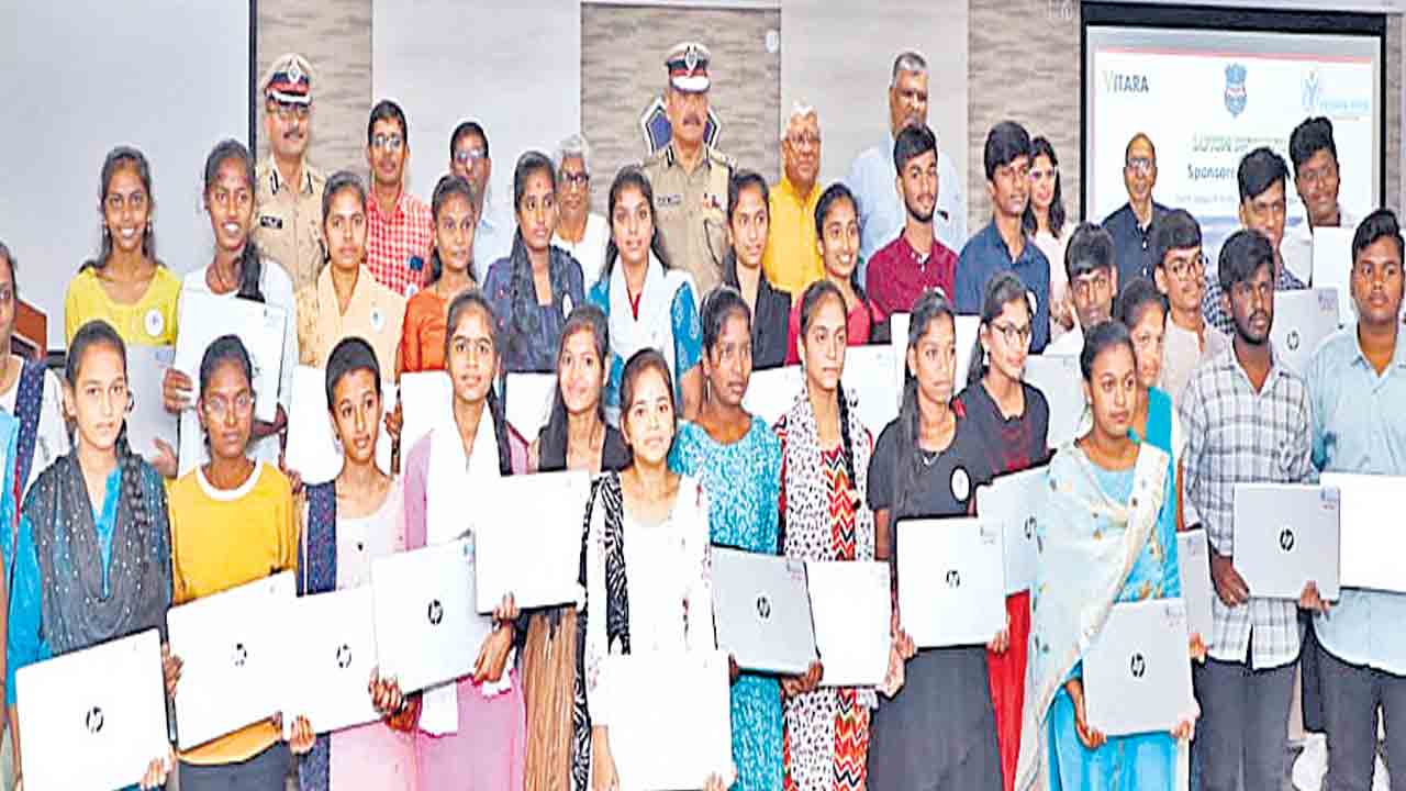 పేద విద్యార్థులకు ల్యాప్‌టాప్‌ల వితరణ