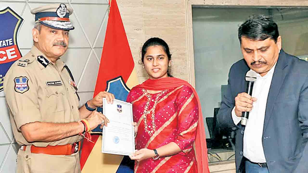 పోలీసు ప్లేయర్లకు నగదు ప్రోత్సాహకాలు