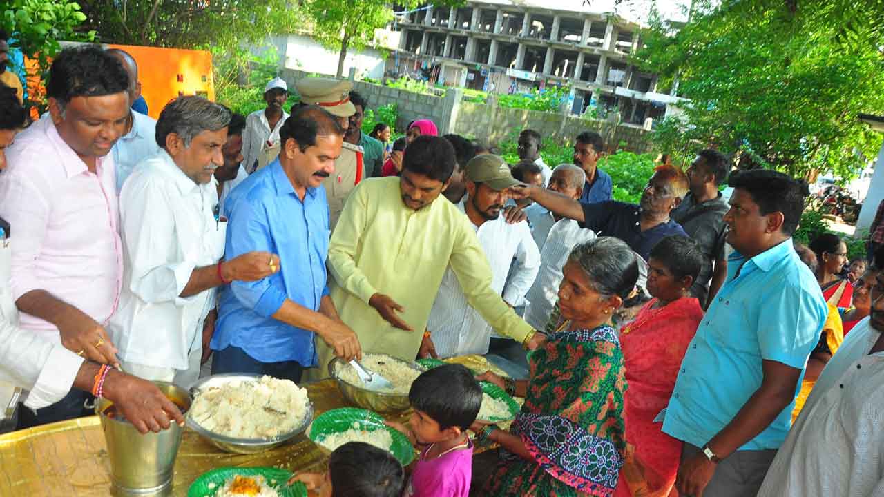 వరదలపై రాజకీయం వద్దు.. చేతనైతే బాధితులకు భరోసా ఇవ్వండి