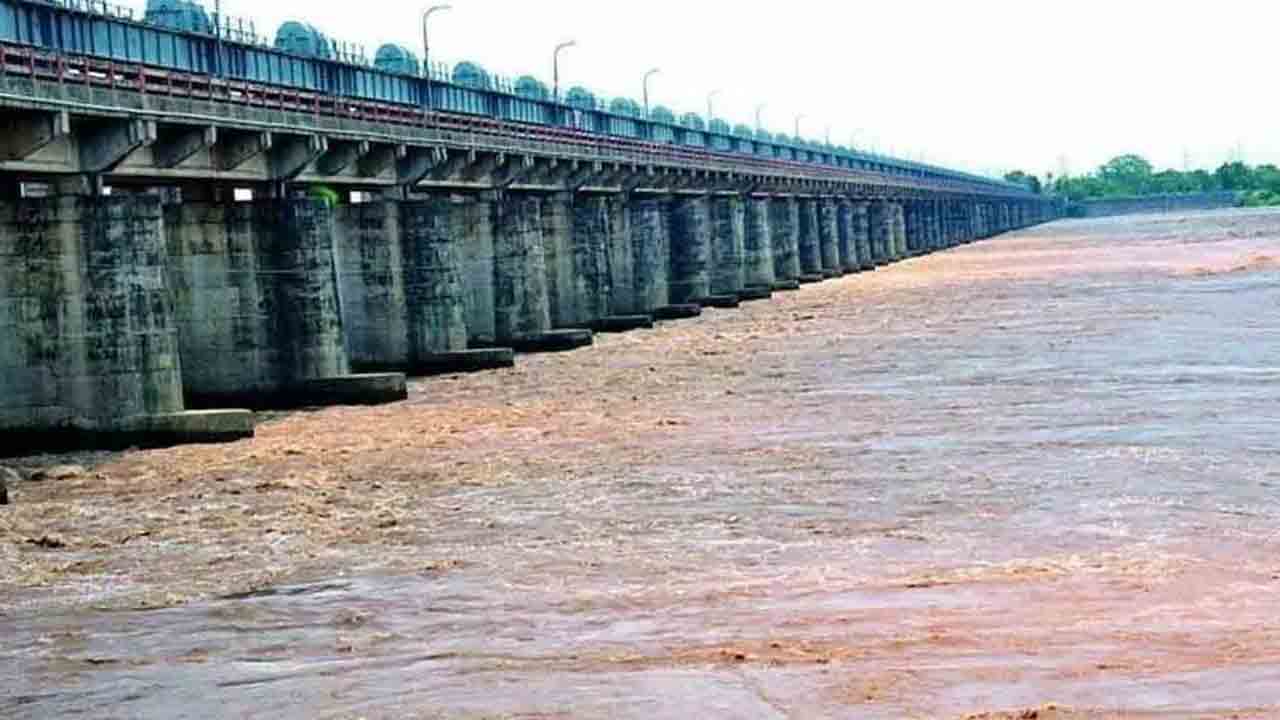 Dhavaleswaram | ధవళేశ్వరం కాటన్‌ బ్యారేజ్‌ వద్ద 11.5 అడుగులకు చేరిన నీటి మట్టం