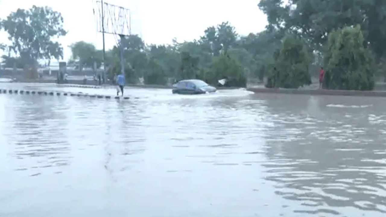 Delhi Rains | యమునా నది మహోగ్రరూపం.. కేజ్రీవాల్ ఇంటి సమీపంలోకి చేరిన వరద