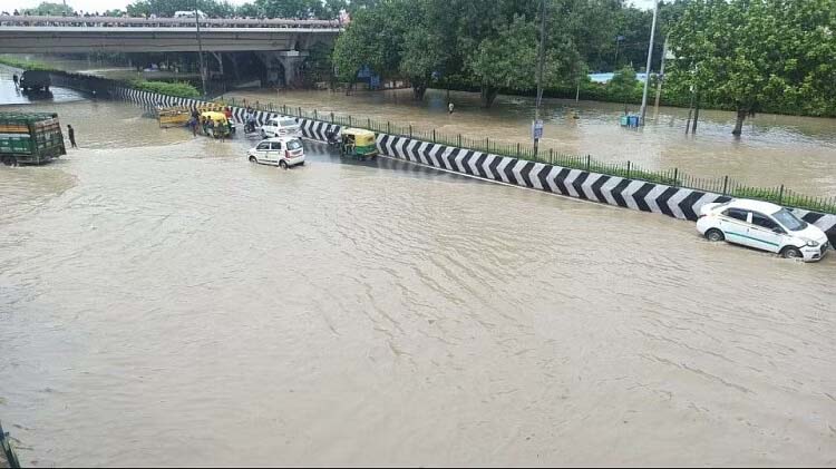 Delhi Flood | వరద గుప్పిట ఢిల్లీ.. నీటమునిగిన రోడ్లు..! పలు మార్గాలు మూసివేత..!
