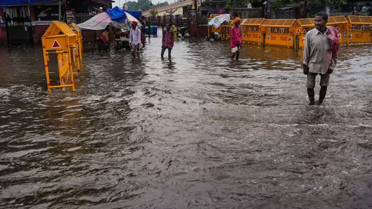 Delhi | ఢిల్లీలో కురుస్తున్న భారీ వర్షాలు.. హస్తినకు పొంచి ఉన్న మరో ముప్పు