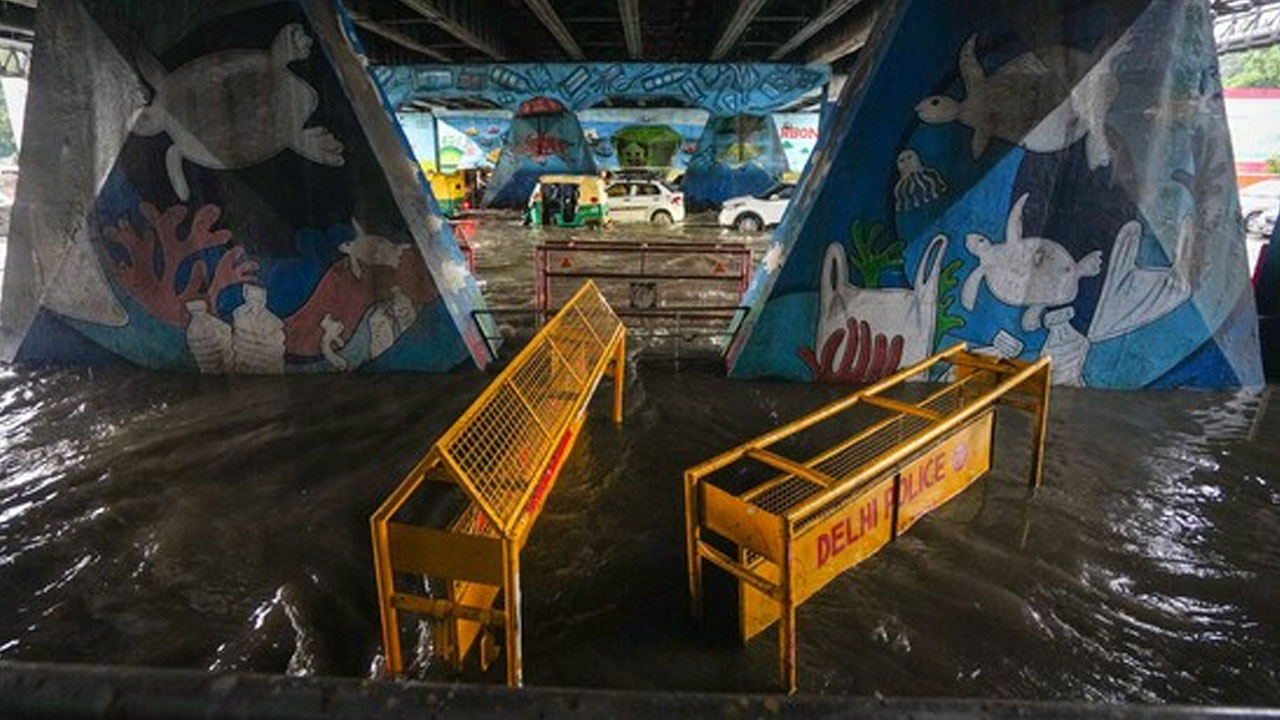 Delhi floods | ఇంకా తగ్గని యమునా నది ఉధృతి.. ఢిల్లీ ప్రజలకు తాగునీటి కష్టాలు