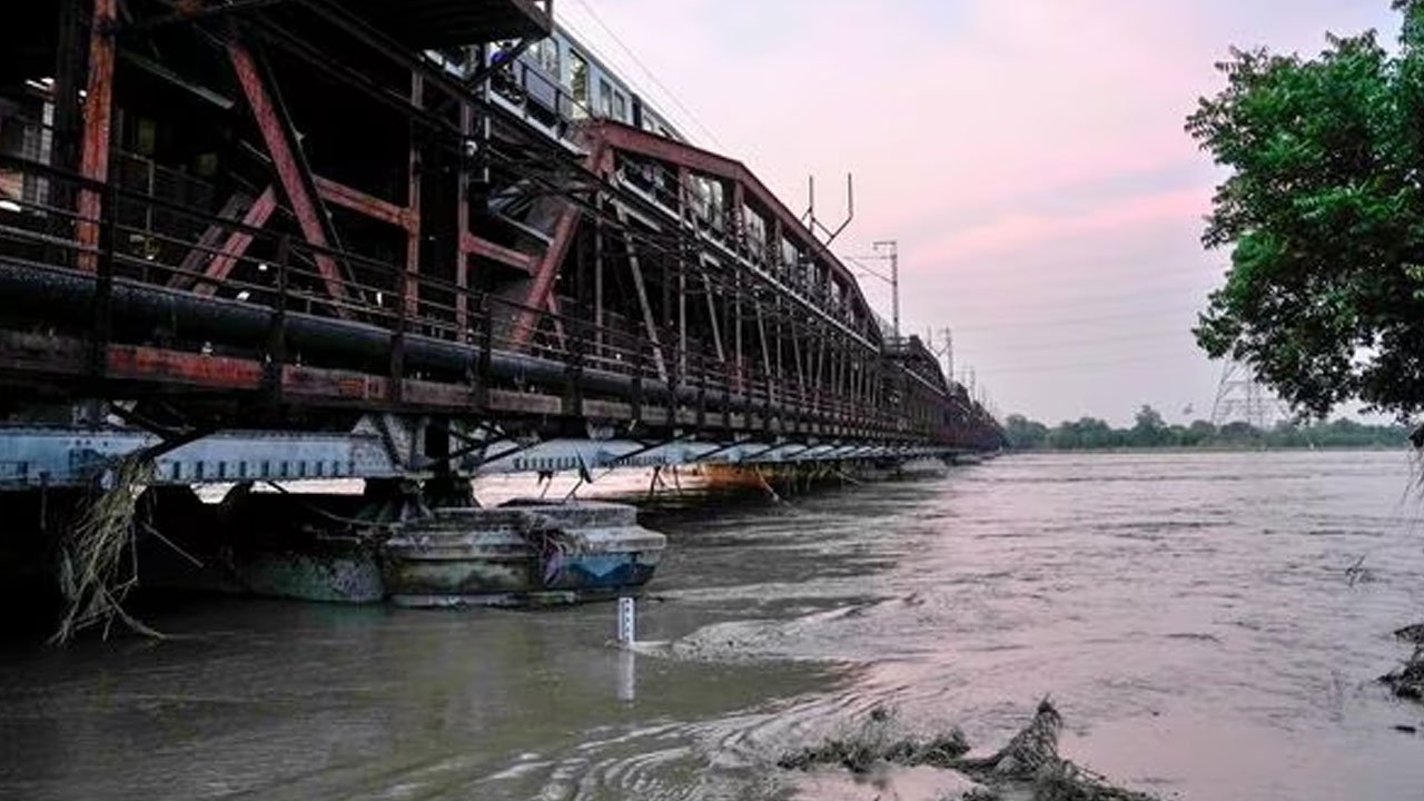 Yamuna Floods | ఢిల్లీలో 206 మీటర్లు దాటిన యమునా నది నీటిమట్టం.. పాత రైల్వే బ్రిడ్జి మూసివేత