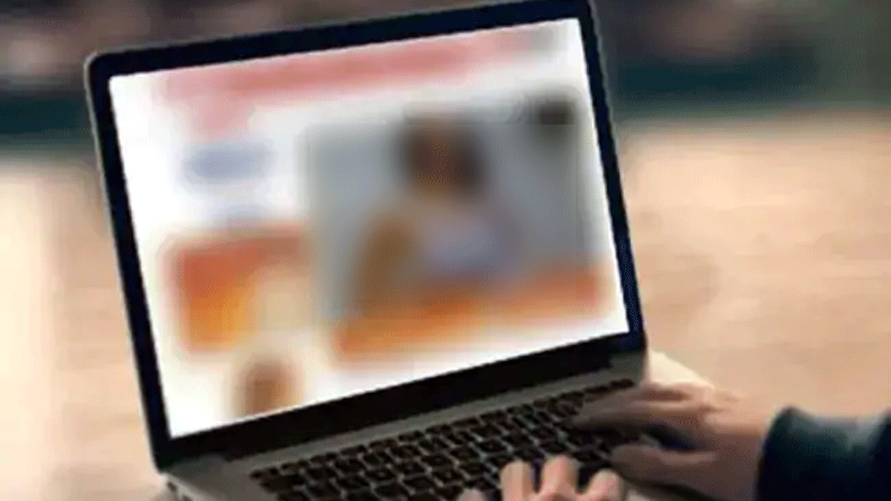 Delhi | అశ్లీల వీడియోలకు అడిక్ట్ అయిన భర్త.. పోర్న్ స్టార్ లా దుస్తులు ధరించాలంటూ భార్యపై ఒత్తిడి