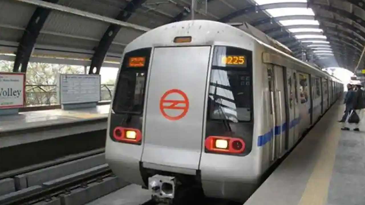 Delhi Metro train | మెట్రో రైల్‌ ముందు దూకి యువకుడి ఆత్మహత్య