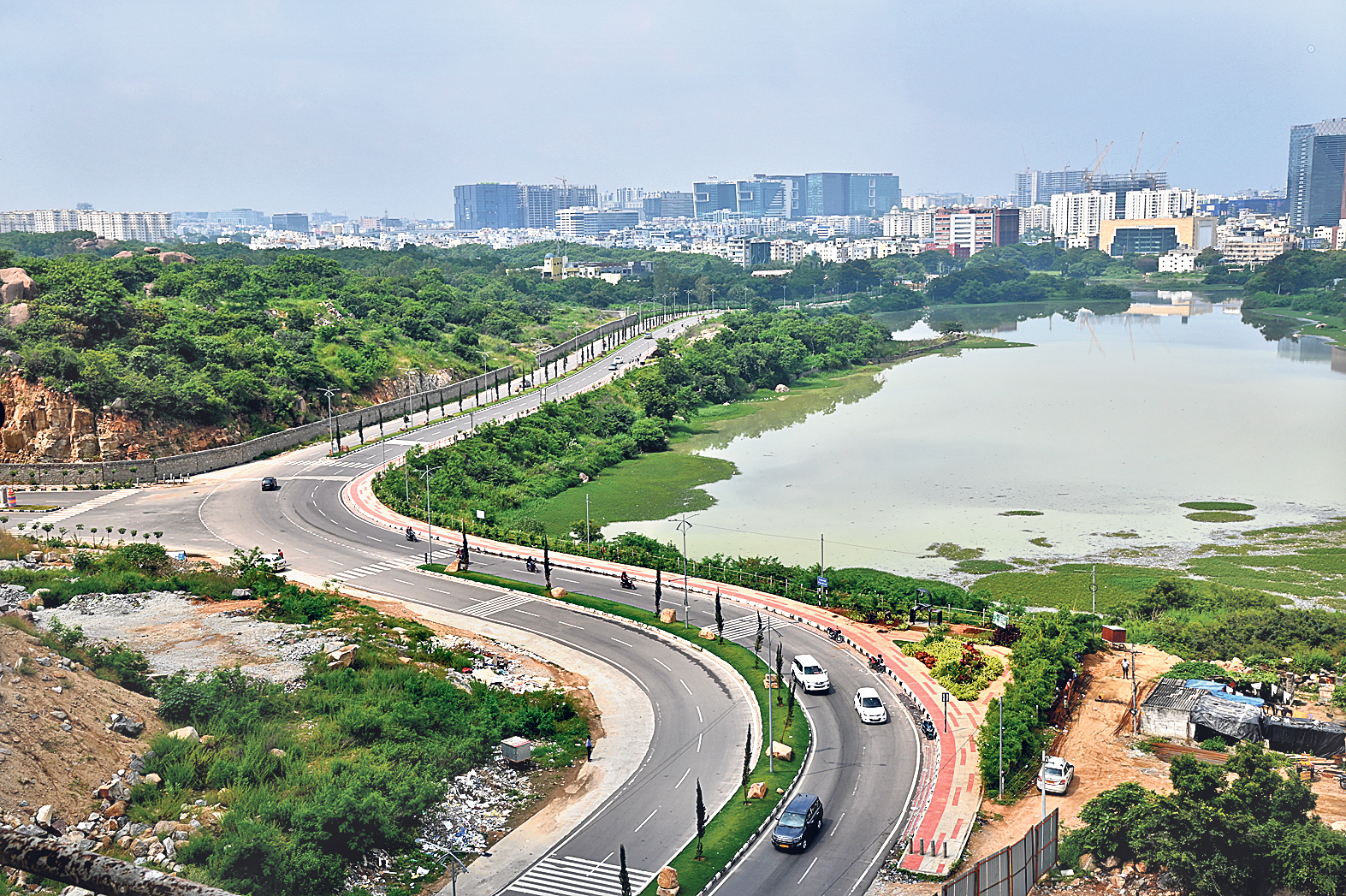 పేదలు ఆత్మగౌరవంతో జీవించాలన్న లక్ష్యంతో 111 లోకేషన్లతో లక్ష డబుల్‌ బెడ్‌ రూం ఇండ్ల పథకానికి సర్కారు శ్రీకారం చుట్టింది. 60వేలకు పైగా ఇండ్లను పంపిణీ చేసేందుకు అన్ని ఏర్పాట్లు పూర్తి చేసింది. ఇటీవల కొల్లూరు అతిపెద్ద టౌన్‌షిప్‌ 15,660 ఇండ్ల భారీ గృహ సముదాయాన్ని సీఎం కేసీఆర్‌ ప్రారంభించారు. త్వరలో లబ్ధిదారులకు ఈ ఇండ్లను కేటాయించనున్నారు.