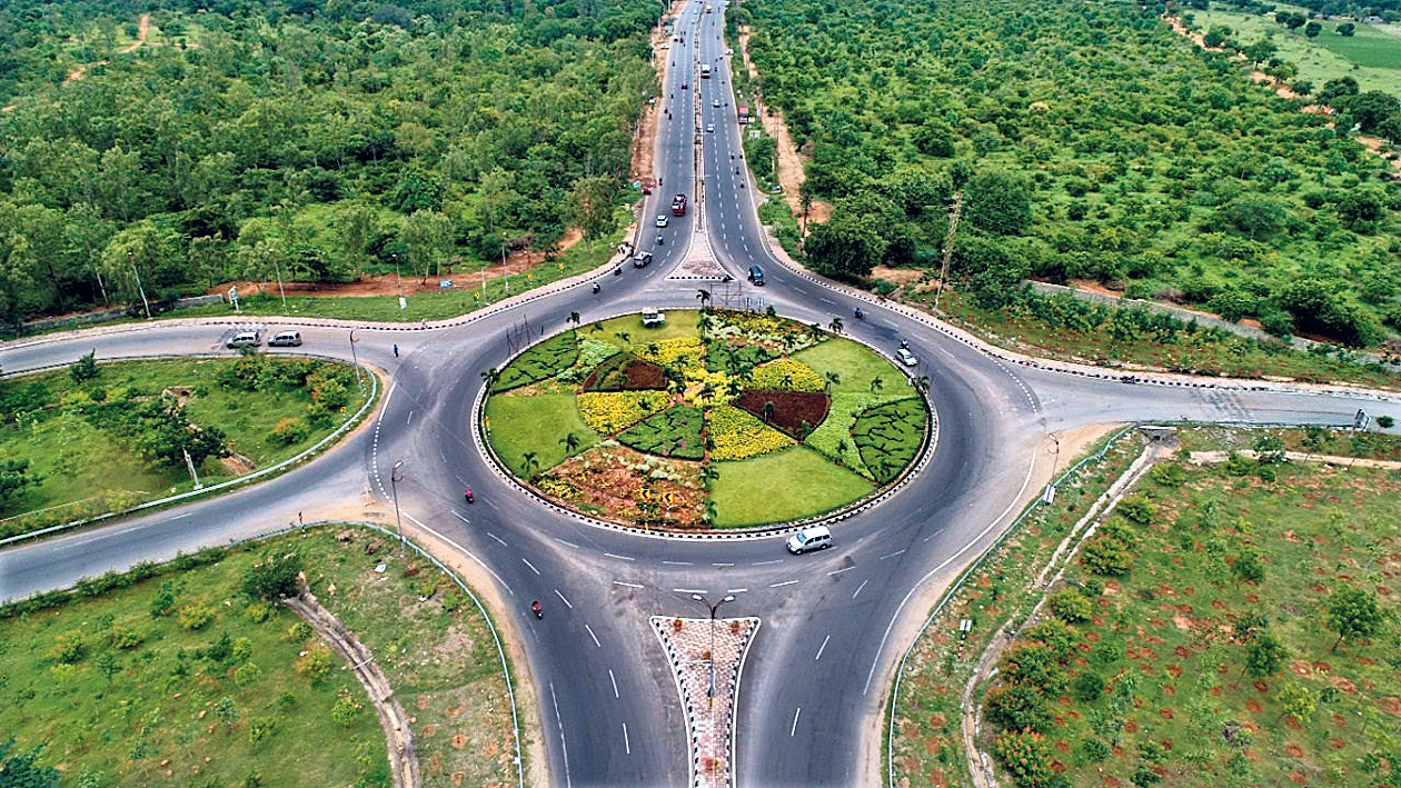 ముఖ్యమంత్రి కేసీఆర్‌ మార్గదర్శకంలో మంత్రి కేటీఆర్‌ నాయకత్వంలో విశ్వనగరాల సరసన చేరింది.శరవేగంగా విస్తరిస్తున్న మహానగరంలో మౌలిక వసతుల కల్పన, 