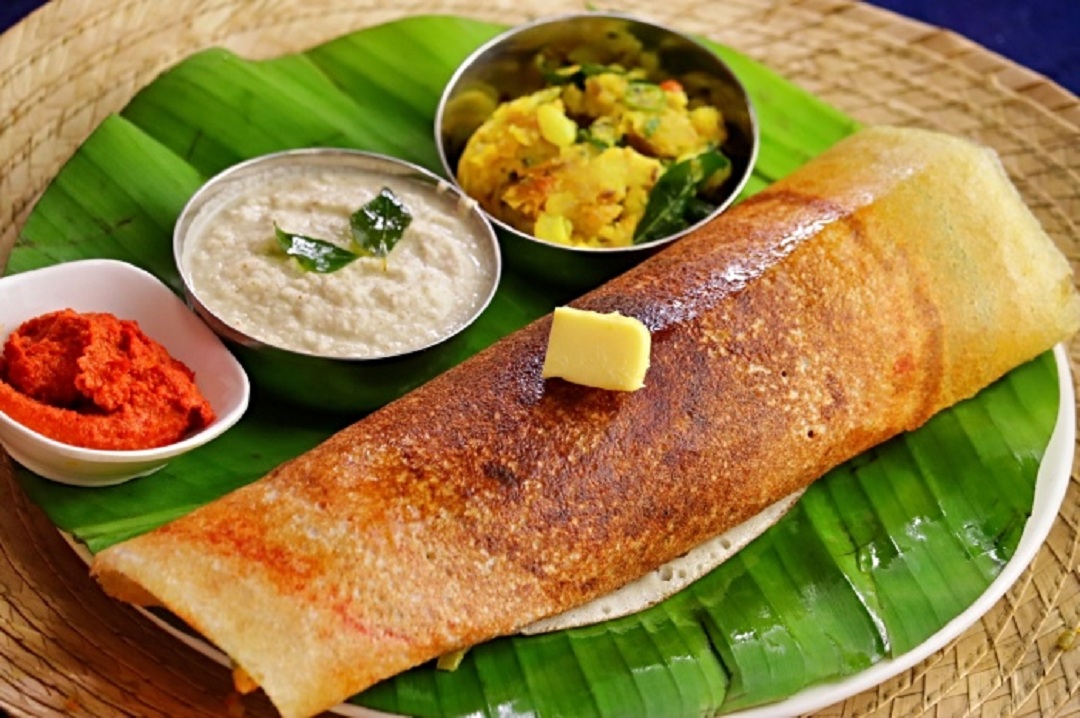Dosa | దోసెలను సాధారణంగా వివిధ రకాల పప్పులతో, రాగులు, సజ్జలు తదితర తృణధాన్యాలతో చేసుకుంటారు. ఇలా దోసెల తయారీకి వాడే పదార్థాలన్నీ కిడ్నీల ఆరోగ్యానికి చాలా మంచివి. ఎందుకంటే పైన పేర్కొన్న అన్ని పదార్థాల్లో సోడియం, పోటాషియం, పాస్ఫరస్‌ మోతాదులు చాలా తక్కువగా ఉంటాయి. అంతేగాక దోసెలు తినడంవల్ల జీర్ణాశయంలో కిణ్వ ప్రక్రియ (ఆహార పదార్థం పులియడం) జరిగి సులభంగా జీర్ణమవుతుంది.