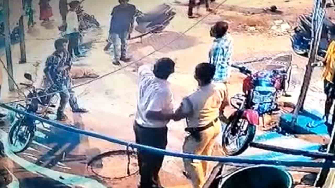 Watch: షాపు ఓనర్‌ నుంచి లంచం తీసుకున్న పోలీస్‌.. నాటకీయంగా పట్టుకున్న సీబీఐ అధికారులు