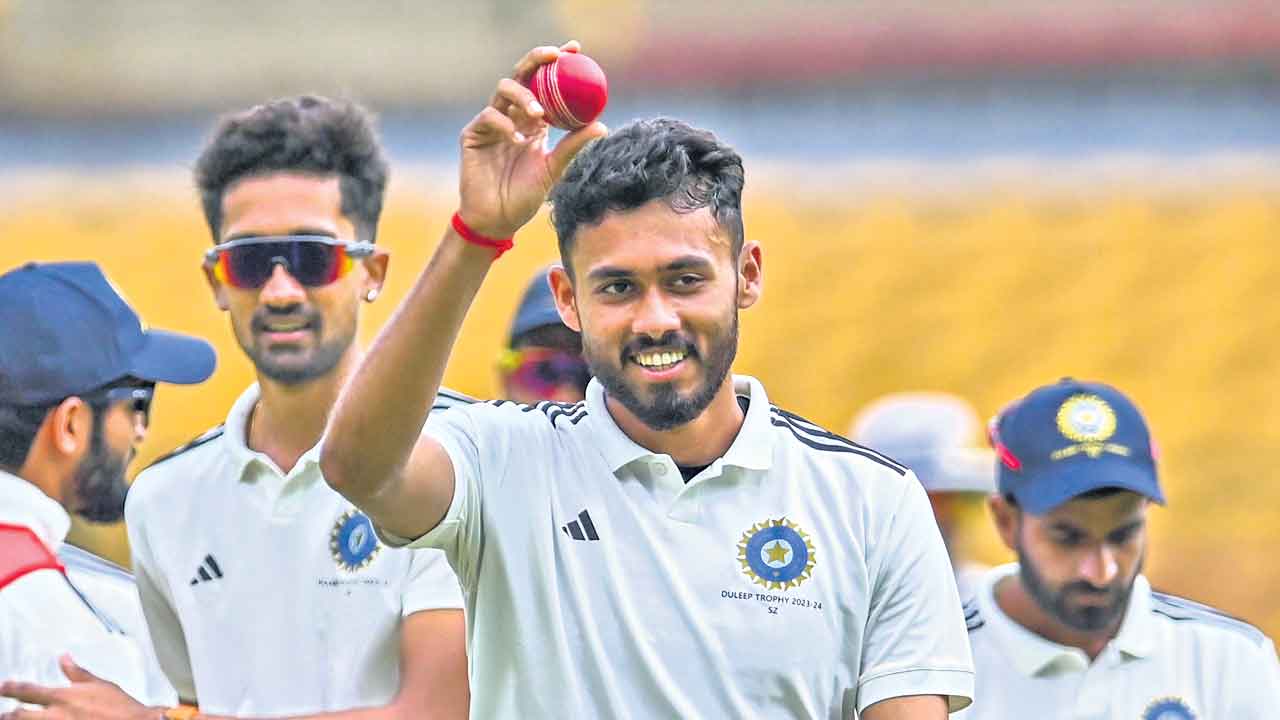 ఒక్క మ్యాచ్‌.. 7 వికెట్లు.. దులీప్‌ ట్రోఫీ ఫైనల్‌లో విద్వత్‌ రికార్డు..