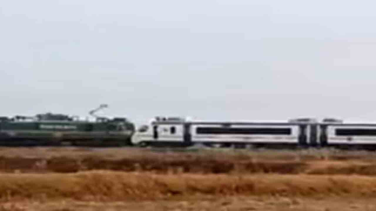 Must Watch: వందే భారత్‌ రైలును లాగిన ఎలక్ట్రిక్‌ ఇంజిన్‌.. ఇది అసలు కథ..