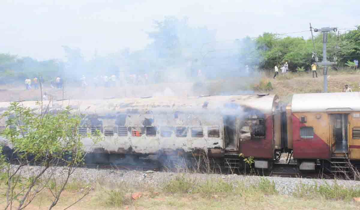 Breaking news | ఫలక్‌నుమా ఎక్స్‌ప్రెస్‌లో మంటలు.. తగలబడిన నాలుగు బోగీలు.. తప్పిన ప్రాణ నష్టం