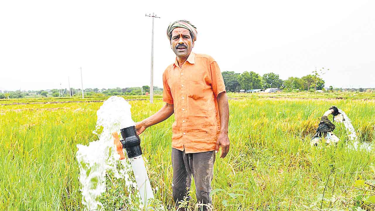 Farmers | ఎడ్ల పెయ్యి కడగడానికీ సాలదు ఆ కరెంటు!.. రేవంత్‌రెడ్డి వ్యాఖ్యలపై అన్నదాతల ఆగ్రహం