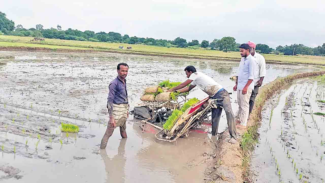 యంత్రంతో సాగు.. లాభాలు బాగు