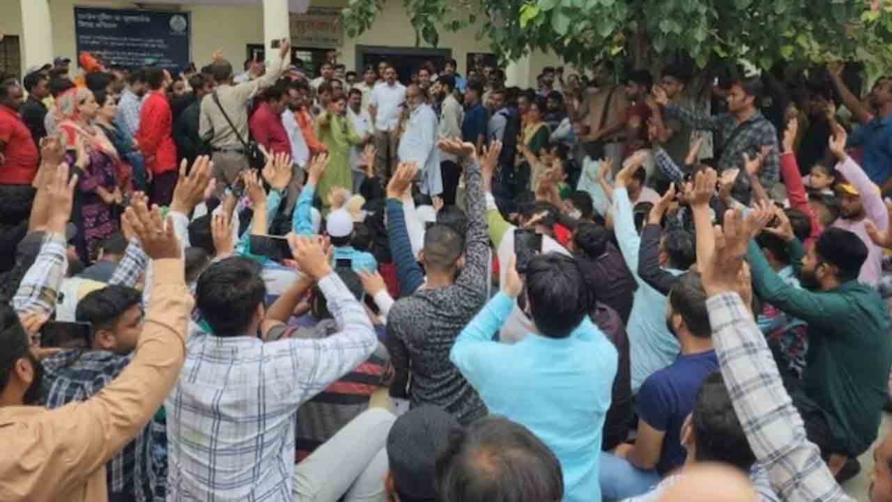 Female doctor | మహిళా వైద్యురాలిని వేధించిన వ్యక్తి.. పోలీస్‌ స్టేషన్‌ వద్ద స్థానికుల నిరసన