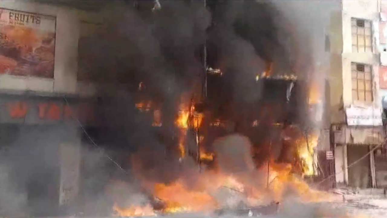 Fire accident | స్వీట్‌ షాపులో అగ్నిప్రమాదం.. విద్యుత్ షార్ట్‌ సర్క్యూటే కారణమా..! Video