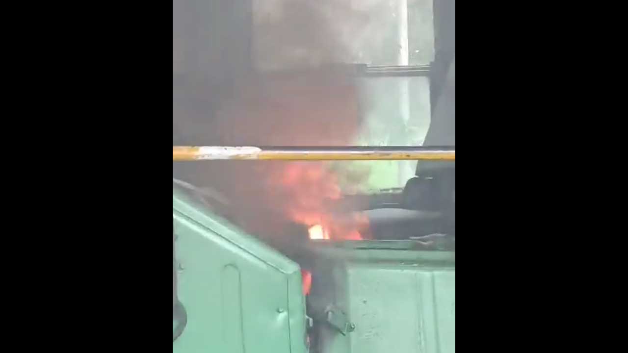 Fire in Bus | 50 మందితో వెళ్తున్న బస్సు ఇంజిన్‌లో మంటలు.. డ్రైవర్‌ అప్రమత్తతతో తృటిలో తప్పిన ప్రమాదం.. Video