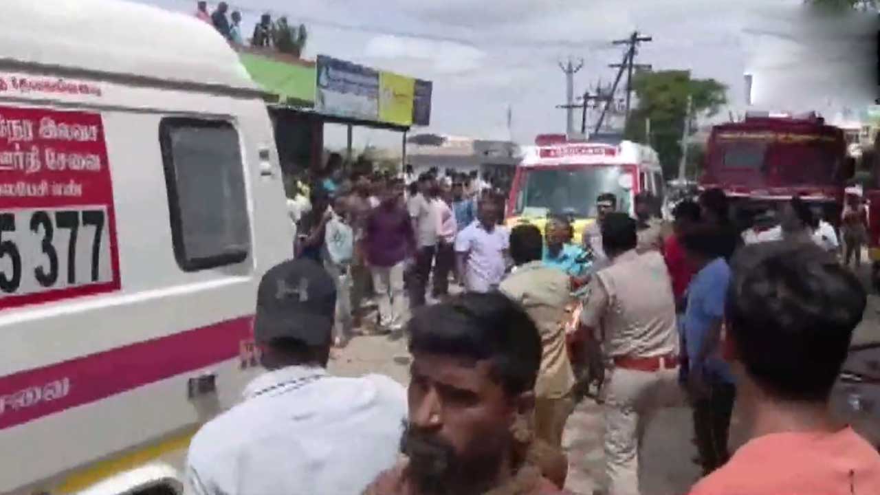 Firecrackers explosion | పటాసుల ఫ్యాక్టరీలో పేలుళ్లు.. పలువురు మరణించినట్లు సమాచారం.. Video