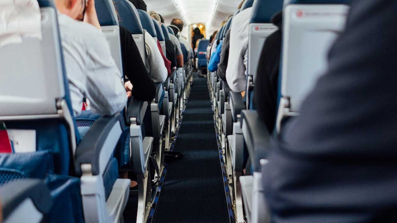 Flight plunge | ఒక్కసారిగా 5 వేల అడుగుల కిందికి ఫ్లైట్‌.. భారీగా కుదుపులు.. ప్రయాణికులు, సిబ్బందికి గాయాలు