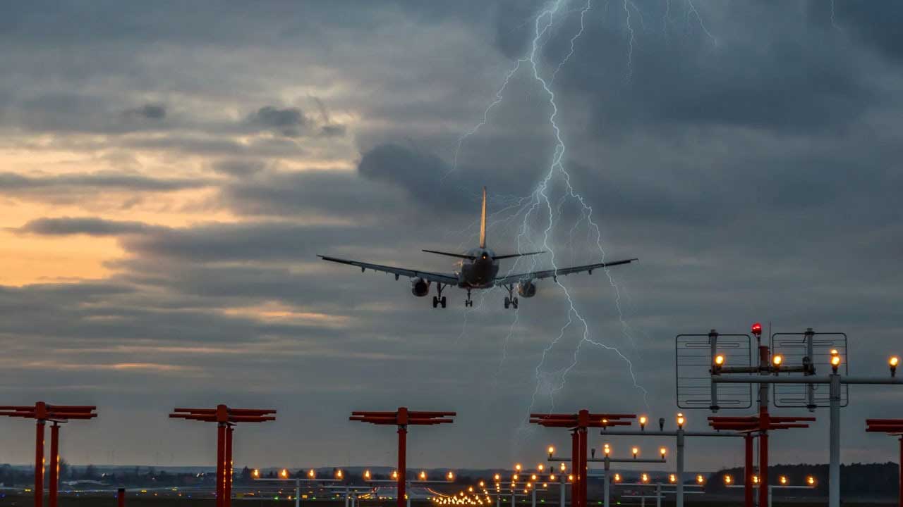 Flights Cancelled | అమెరికాలో ఉరుములు, మెరుపులతో భారీ వర్షాలు.. 2,600 విమానాల రాకపోకలు రద్దు