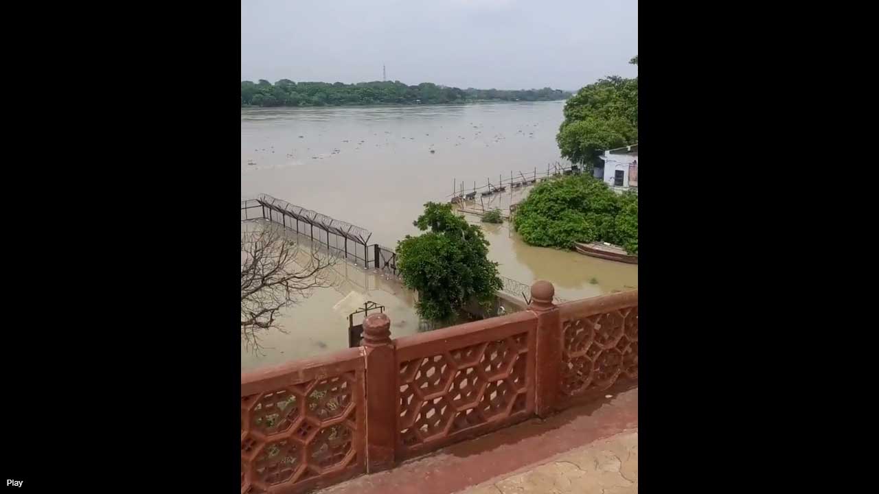 తాజ్ మహల్ | తాజ్ మహల్ సమీపంలో యుమునా నది వరదలు. గత 45 ఏళ్లలో ఇదే తొలిసారి.వీడియో