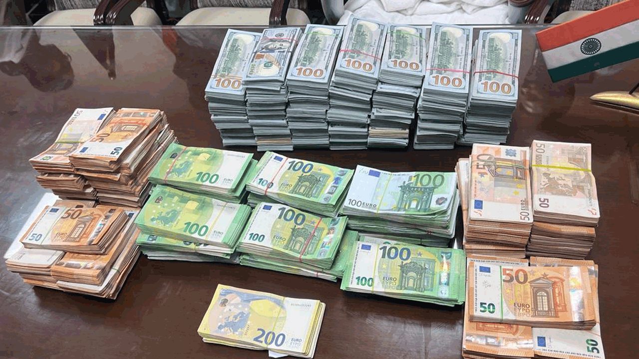 Foreign Currency | ఢిల్లీ ఎయిర్ పోర్ట్ లో భారీగా విదేశీ కరెన్సీ పట్టివేత.. ఇంత మొత్తంలో పట్టుబడటం ఇదే మొదటిసారి