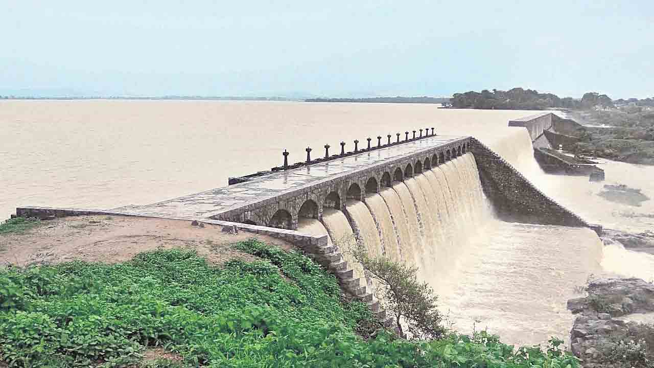 వీడని ముసురు
