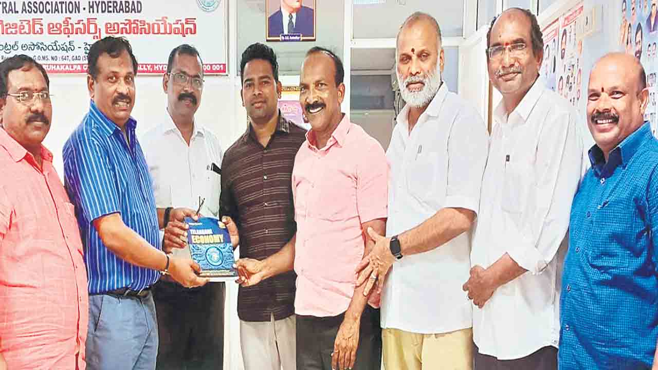 గ్రూప్‌-2 టాపర్స్‌తో స్టడీ మెటీరియల్‌