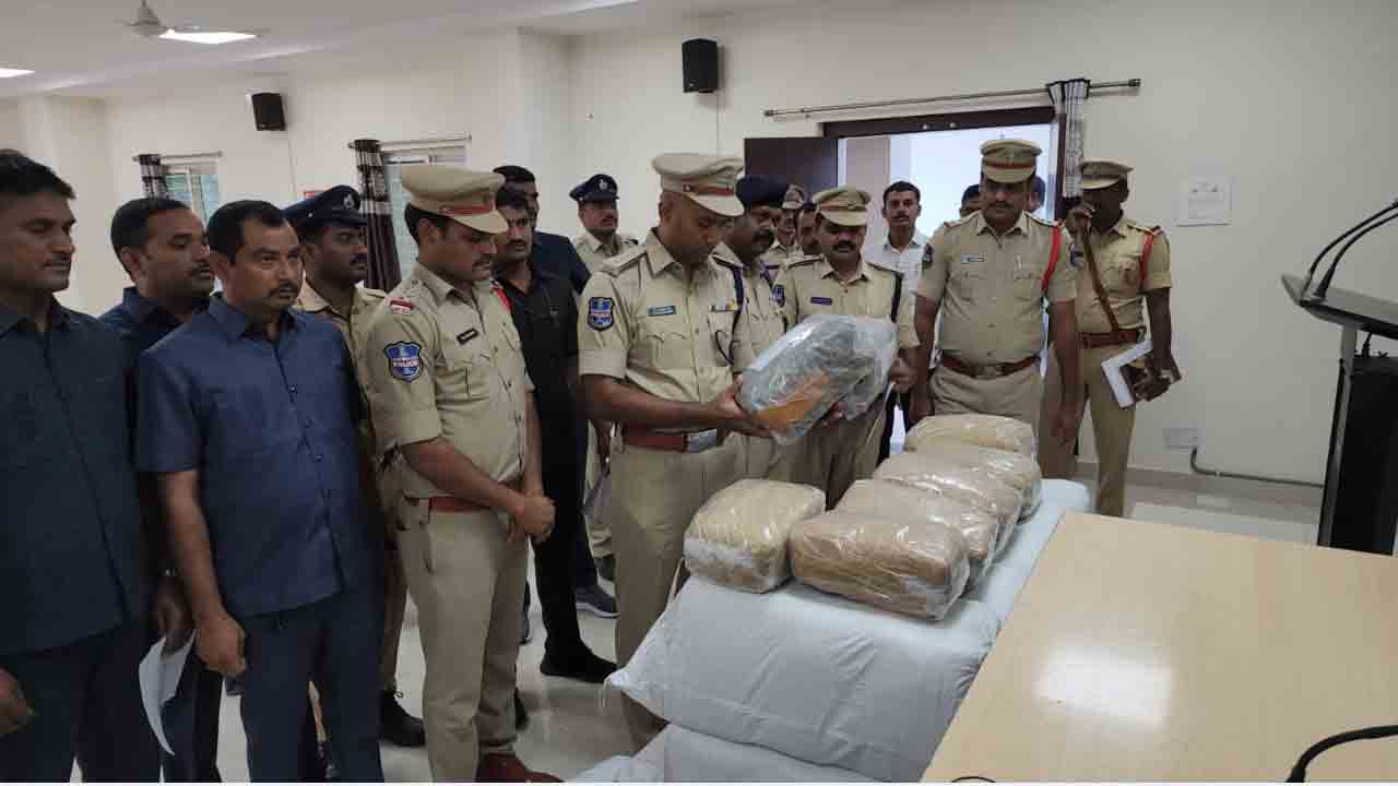 Ganja Seized | ఆంధ్ర నుంచి కర్ణాటకకు తరలిస్తున్న రూ.60 లక్షల విలువ గల గంజాయి స్వాధీనం