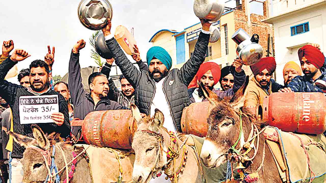 Essential Commodities Price | టమాట రూ. 250, ఎండు మిరపకాయలు రూ. 400 పైనే.. గరిష్ఠానికి చేరుకున్న నిత్యావసరాల ధరలు