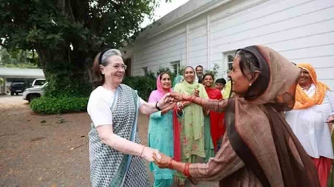 Rahul Get married | రాహుల్కు పెళ్లి చేయండి.. సోనియా గాంధీతో మహిళా రైతులు