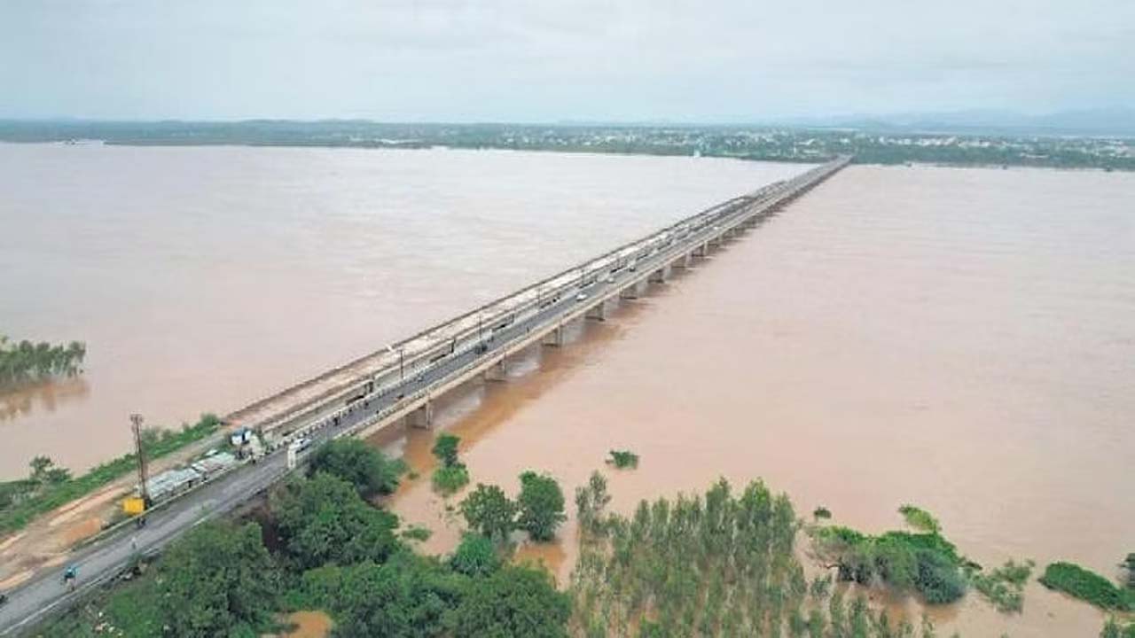 Godavari | భద్రాచలం వద్ద పోటెత్తుతున్న గోదావరి.. మొదటి ప్రమాద హెచ్చరిక జారీ