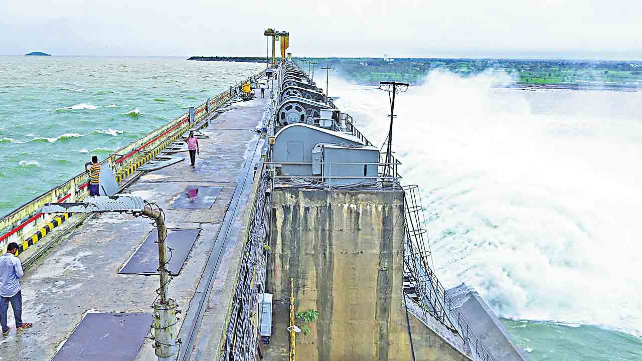 గోదావరి ఉరకలు.. కృష్ణమ్మ పరుగులు