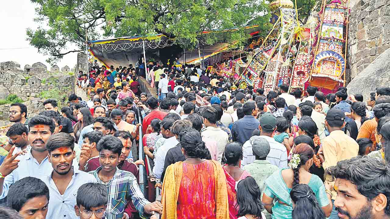 ‘గోల్కొండ’లో వైభవంగా ఆరో బోనం