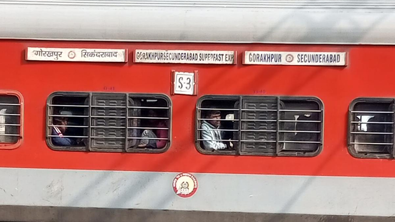 Gorakhpur Express | బ్రేకింగ్‌ న్యూస్‌.. పెద్దపల్లిలో నిలిచిన గోరఖ్‌పూర్‌ ఎక్స్‌ప్రెస్‌