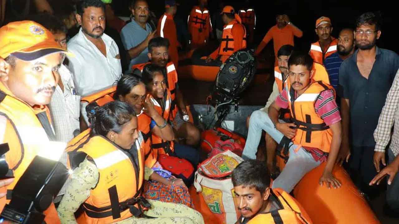 అత్యవసర సిబ్బంది సేవలు అమూల్యం